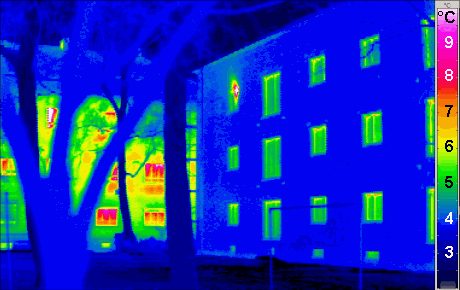Thermogramm eines Gebäudes mit Temperaturskala. Es ist keine Messung Ihres Hauses.